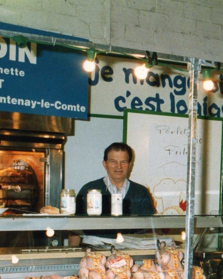 Stand Bodin en 1979 à Fontenay-le-Comte, présentant des poulets bio rôtis et illustrant les débuts pionniers de la marque.