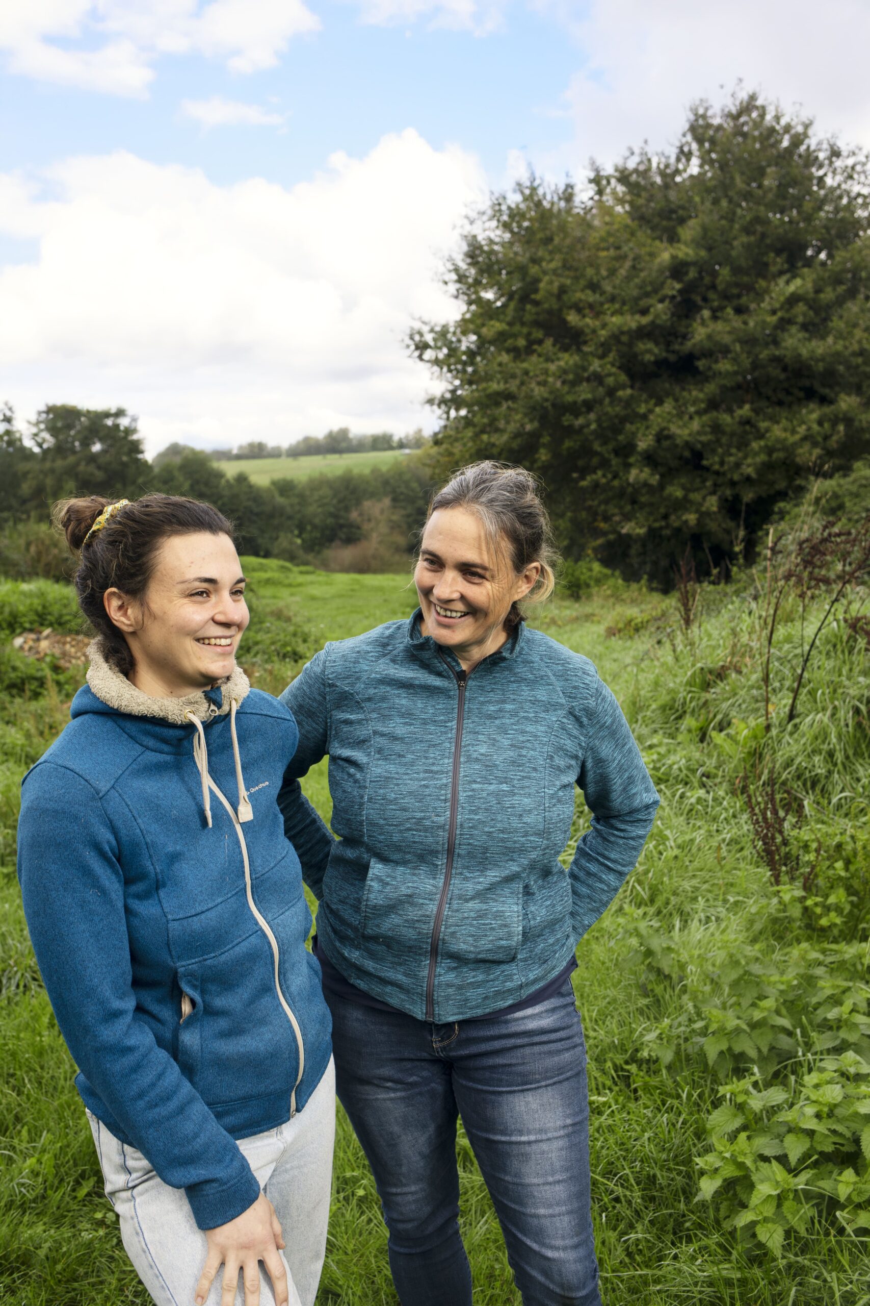Portrait des éleveuses bio Blandine et Manon, complices dans leur ferme.