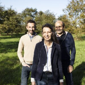 Portrait de trois éleveurs partenaires de Bodin dans un champ, représentant l’engagement durable et l’agriculture bio.
